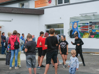 Spielende Kinder bei der IKZ Eröffnung in Rostock