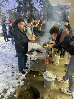 Bratwurst im Brötchen frisch vom Holzkohlegrill